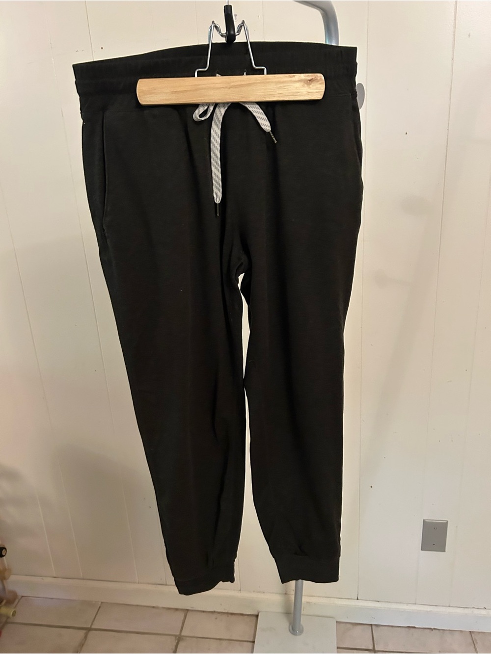 Vuori Deep Green Jogger with Drawstring